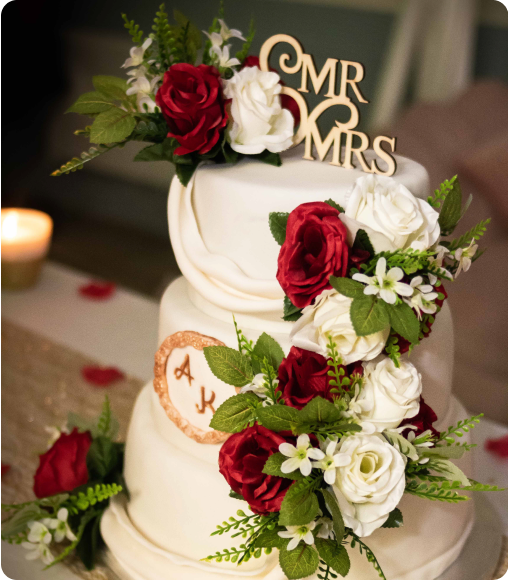 Photo d'un gateau de mariage blanc de type pièce monté avec des rose rouge et blanche