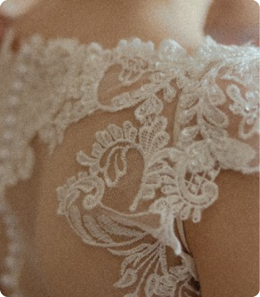 Photo gros plan de la dentelle d'une robe de mariée lors d'une séance d'essayages