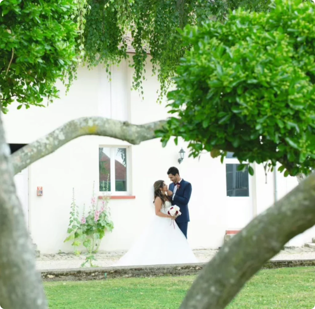 Photo d'un couple de mariés dans un parc lors d'un mariage