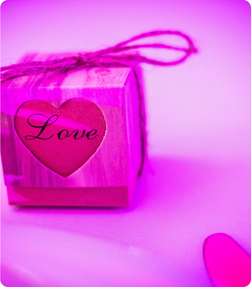 Photo d'une boite sur laquelle il est écrit love pour symboliser le réengagement d'un mariage