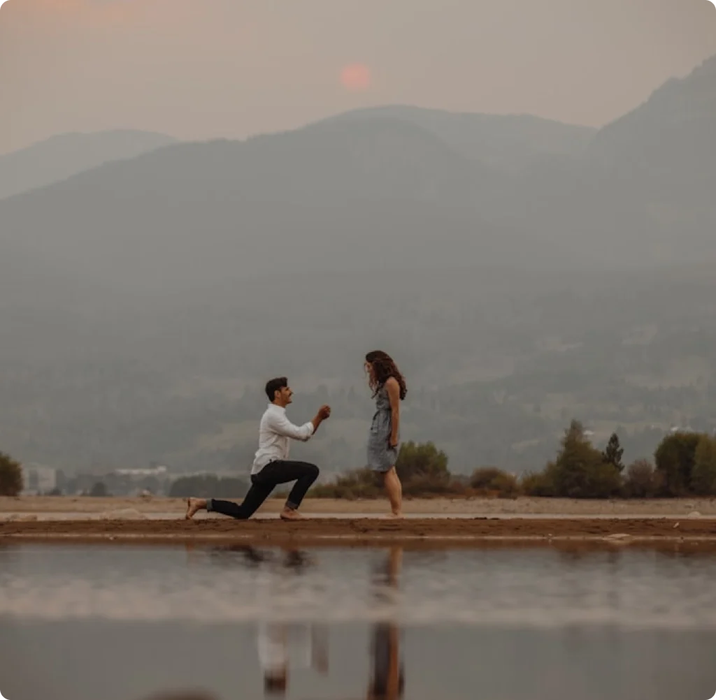 Photo d'une demande en mariage avec un homme a genoux devant une femme