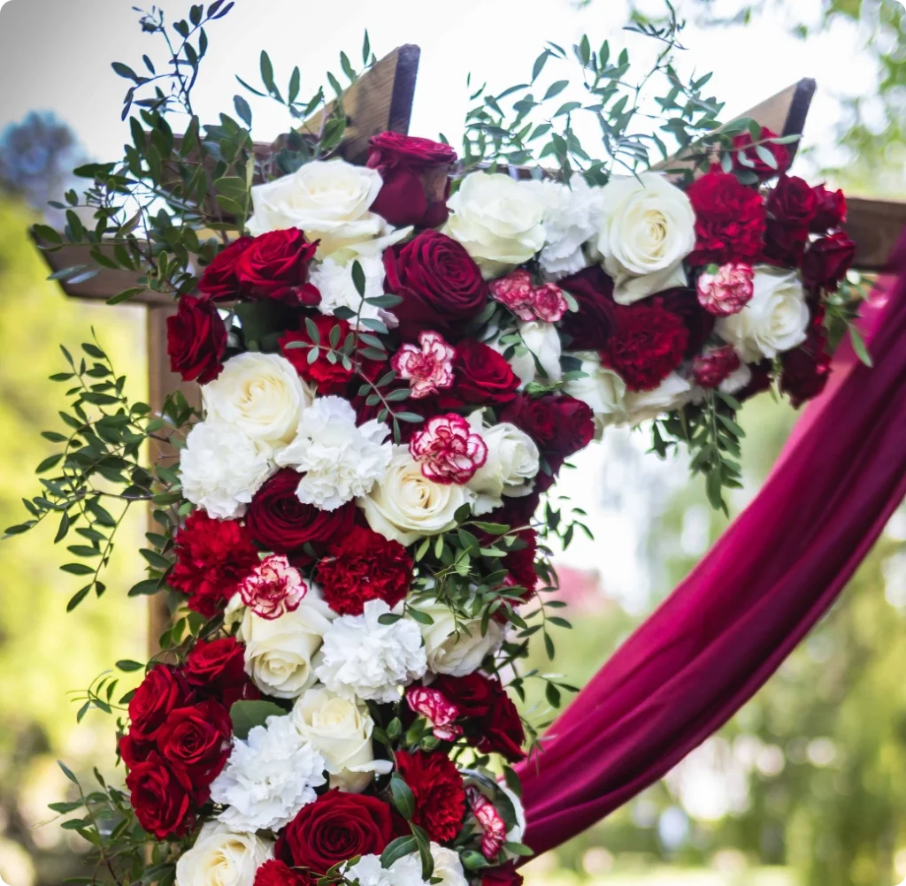 Photo d'un bouquet de fleurs sur une arche de cérémonie laïque durant un mariage