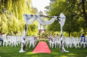 Photo d'une arche et de sièges disposés pour une réception de cérémonie laïque durant un mariage