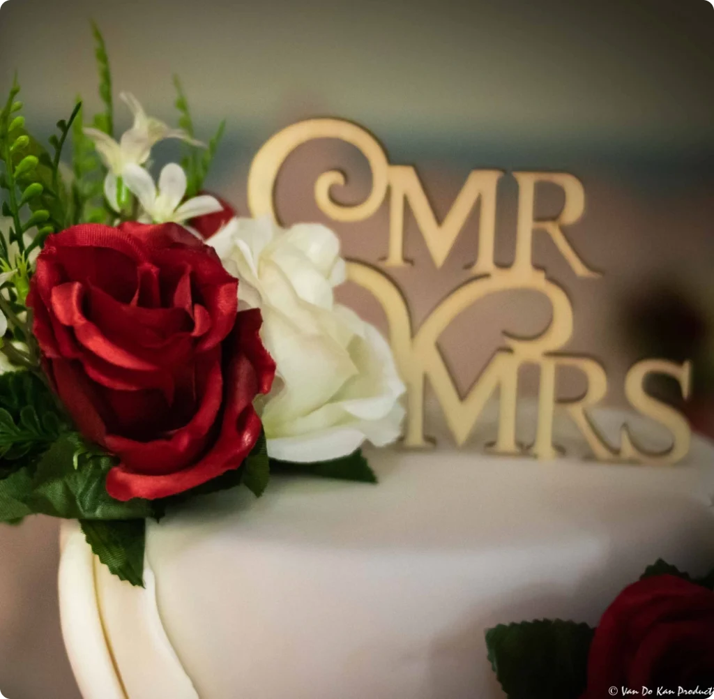Gateau d'anniversaire de mariage ou de réengagement avec les initiales des mariés