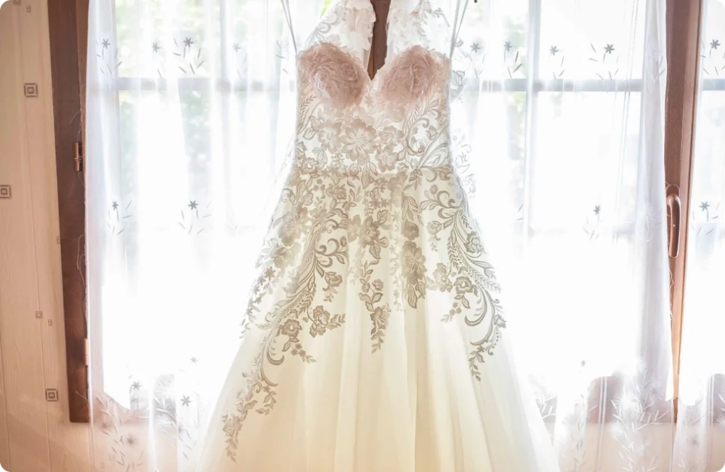 Photo d'une robe de mariée accrochée à une cintre avant une séance d'essayage