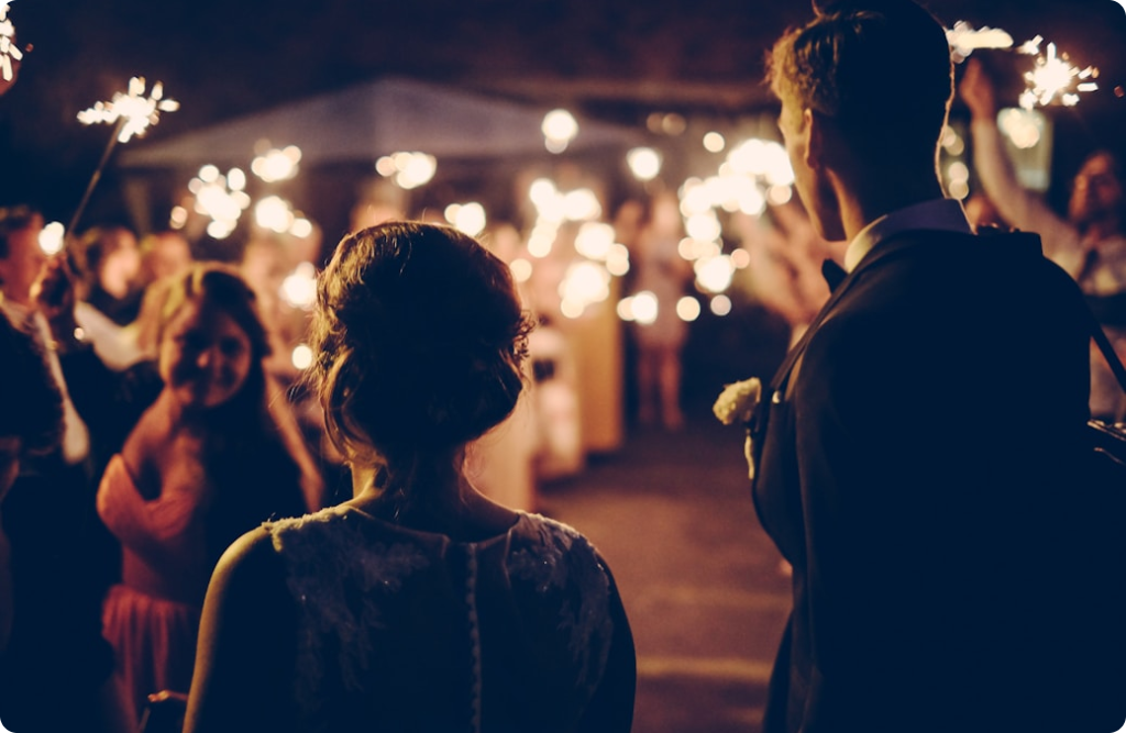 Fiancés durant une fête de fiançailles devant leurs familles et amis portant des bougies