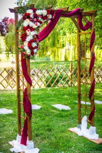 Arche fleurie avant une cérémonie de mariage laïque