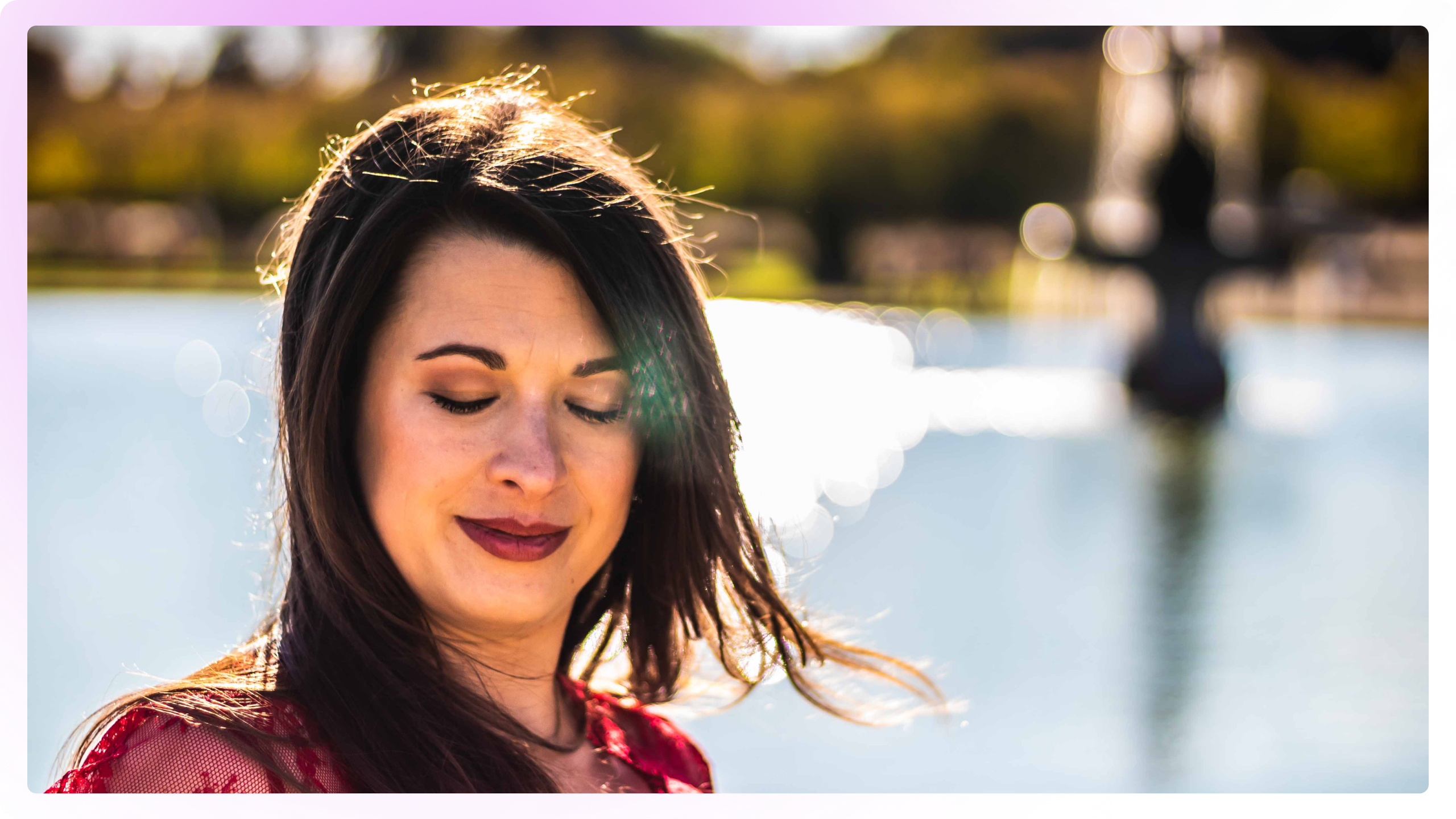 Photo de Aurélie Costa les cheveux au vent comme pour une photo de mariée pour présenter sa vidéo