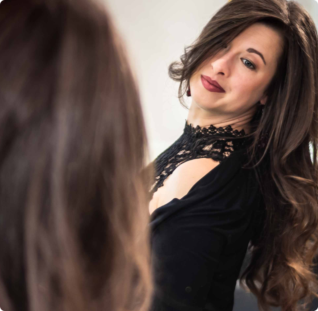 Photo d'Aurélie Costa wedding planner qui pose devant un miroir comme lors d'une préparation de mariage