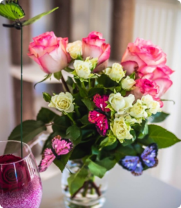 Bouquet de fleurs de la mariée posé dans un vase avant son mariage