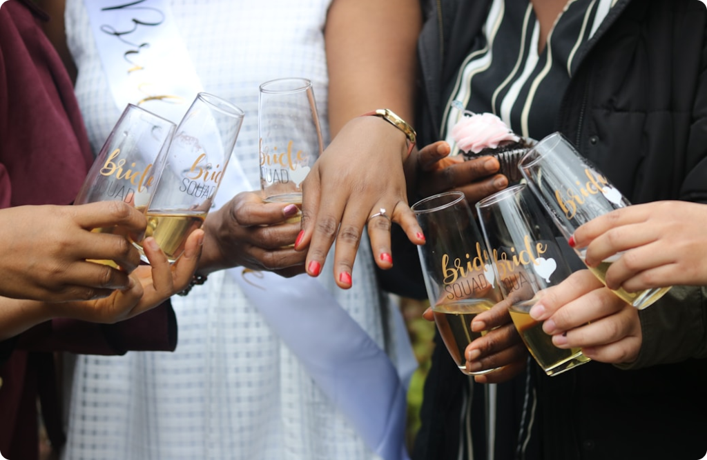 Photo d'une bridal shower avec la main de la mariée qui montre sa bague aux invités