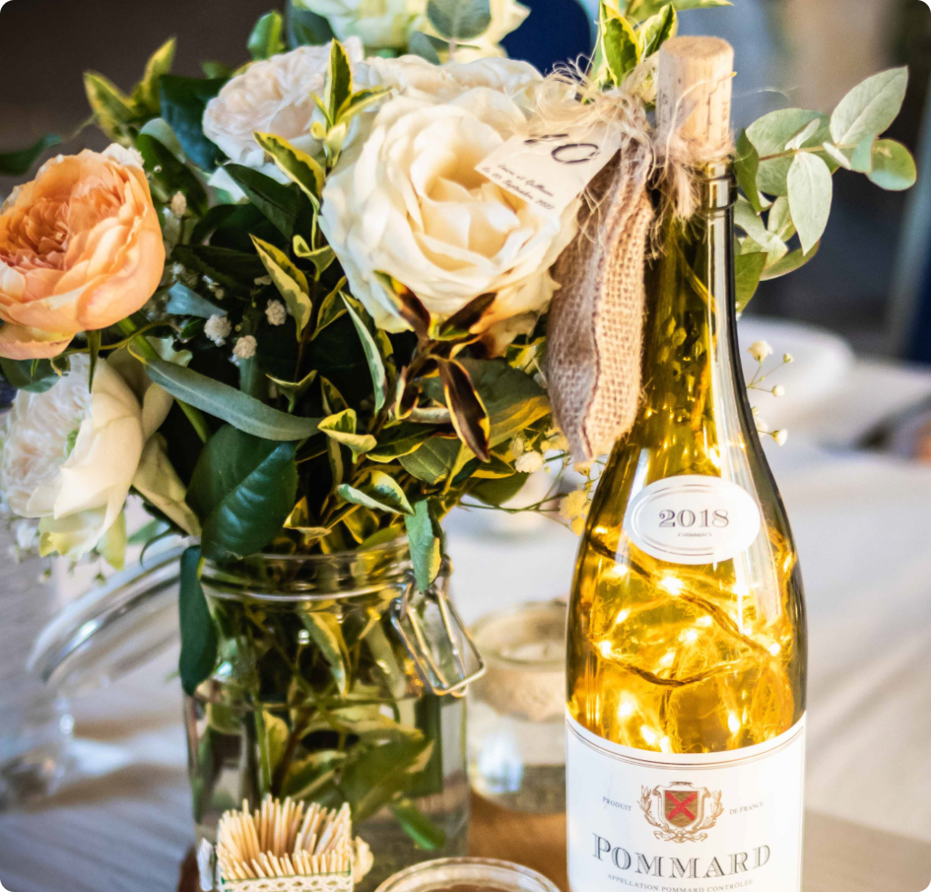 Photo d'un bouquet de mariage et d'une bouteille lors d'un conseil en organisation de mariage par une wedding planner