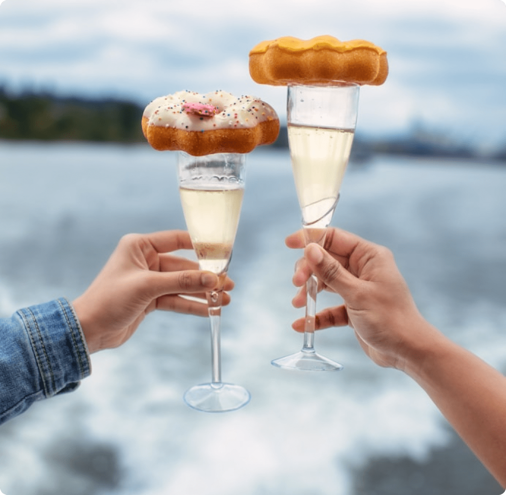Couple trinquant avec une coupe de champagne lors de leur enterrement de vie de couple