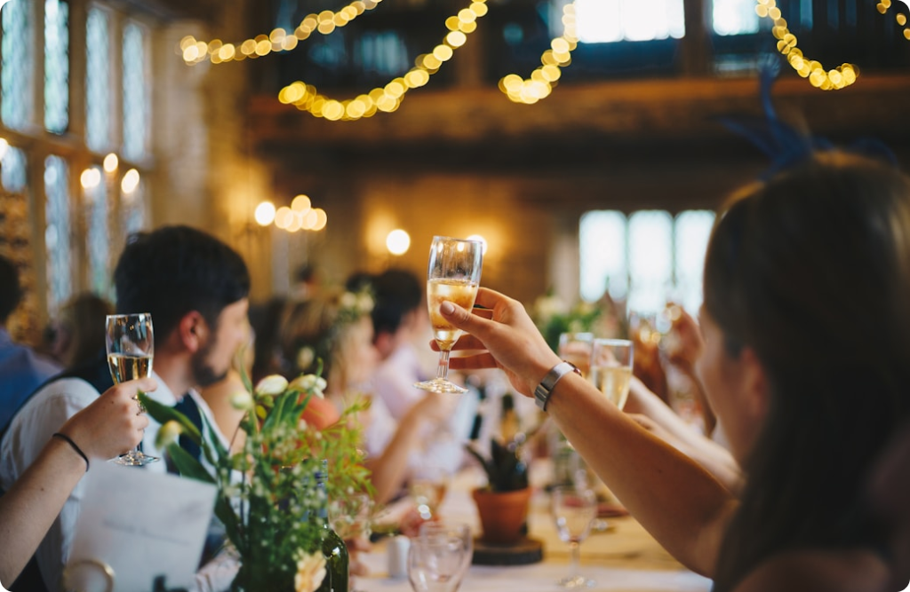 Photo d'un repas pour fêter un EVJF, EVG, et EVC entre amis avant le jour J du mariage