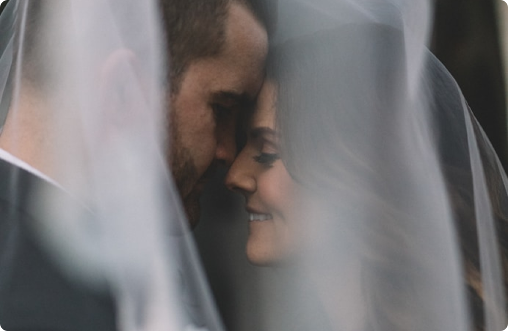 Photo de deux mariés sereins grace a une organisation de mariage par une wedding planner