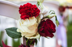 Photo d'une fleur accrochée à une chaise lors d'une cérémonie laïque
