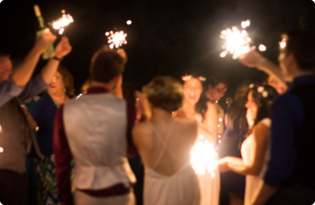Photo d'une wedding shower avec mariés et invités accueillant les futurs mariés